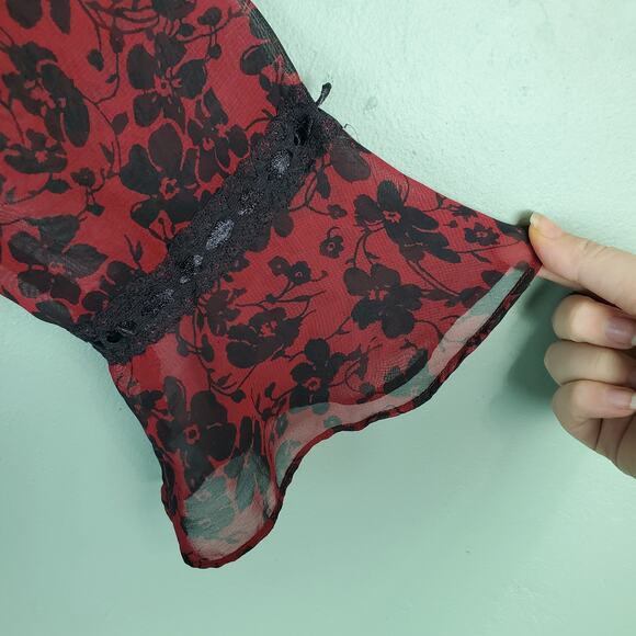 Motherhood Maternity Floral V-Neck Laced Blouse Size Medium - Picture 4 of 6